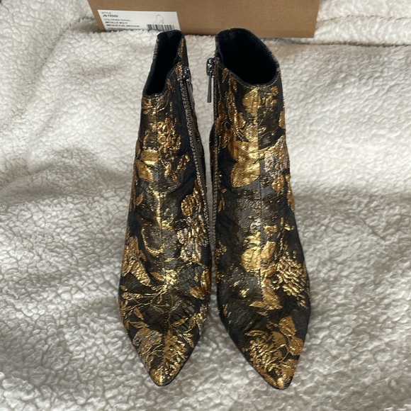 Sexy JS boots sz 6 true to size. Gold & Black ankle boots. Wore maybe 2 times. - Picture 12 of 13